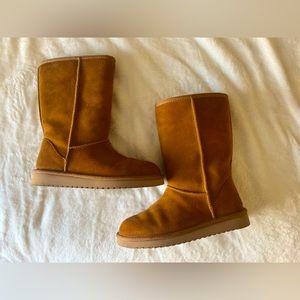 Like New!!! Koolaburra by UGG Boots! Size 6 in color Chestnut